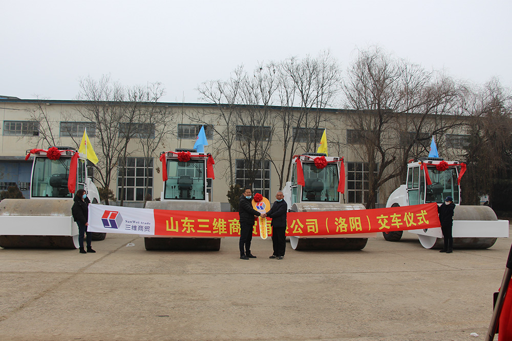 壓路機(jī)出口批量發(fā)交